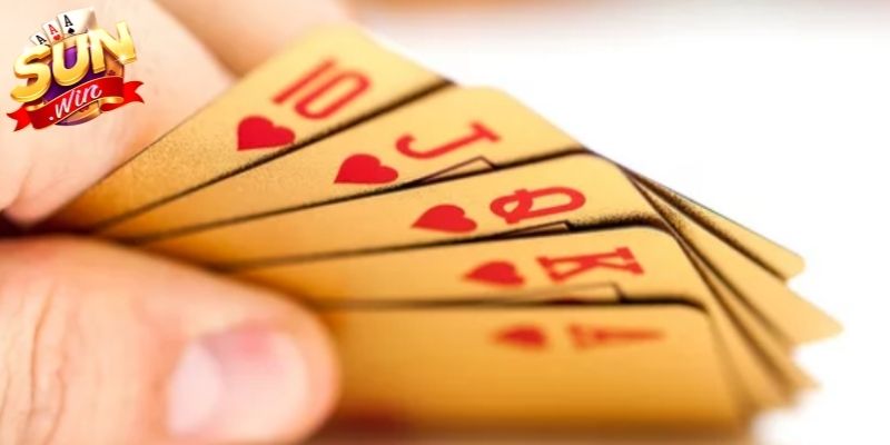 Cấu trúc ba lá làm nổi bật sự đơn giản của ván bài